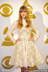 组图：泰勒亮相格莱美提名音乐会 镂空礼服晒钻戒