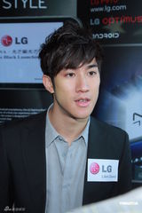 组图：李治廷做代言获产品折扣 恭喜卫诗再战乐坛 