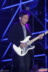 组图：五月天西岸音乐节开唱 女粉丝激动昏倒