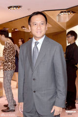 周慧敏自言有不少同志朋友 赌王四太送何超盈首饰