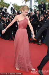 组图：妮可戛纳走秀风情露背 真空激凸艳光四射