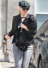 高清组图：格温-史蒂芬妮街拍 机车夹克搭潮鞋