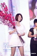 组图：郭静摆桃花阵玩招亲 获赠天后级专属麦克