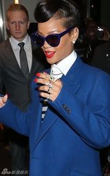 组图：蕾哈娜戴墨镜加蓝色西装潮范十足