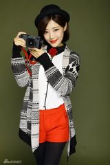 组图：邓家佳杂志大片俏皮 圣诞节玩撞色爵士风