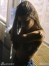 组图：内衣超模艾米莉生活照半裸秀白皙美乳