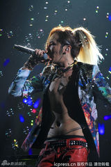 组图：张根硕开唱半裸露点 粉丝着比基尼狂欢