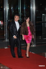 组图：富商郑裕彤孙女郑志雯出嫁 给孙女婿打满分