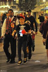 高清组图：贝克汉姆带三个儿子迪斯尼乐园游玩