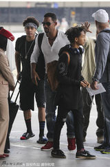 组图：史密斯携两子亮相机场 身型壮硕酷劲十足