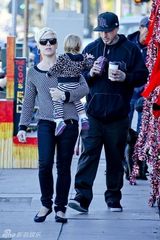 组图：P!nk全家三人出行 共享天伦惹人羡