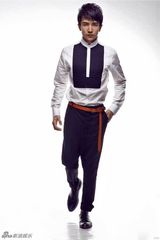 组图：许诺最新造型照曝光 休闲装展型男魅力