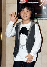 高清图：大热韩剧《同伊》庆功 韩孝珠休闲装扮迷人