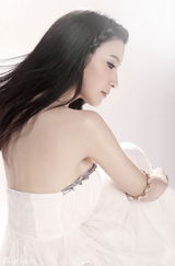 组图：徐立拍纯白写真 大秀温婉公主风