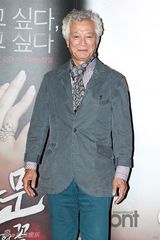 组图：韩星裴涩琪等出席新片《夜关门》试映会