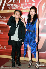 幻灯图：阿Sa(蔡卓妍)时尚现身颁奖礼 走出阴霾露久违笑容