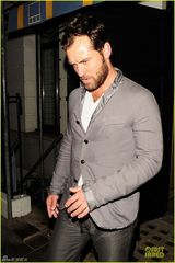 组图：裘德-洛络腮胡形象现身 装扮绅士型男