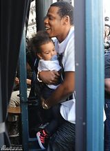 组图：碧昂斯一家现身巴黎 老公与爱女穿亲子装