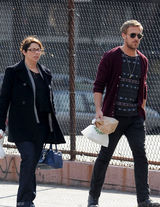 组图：瑞恩-高斯林街拍 酒红色开衫毛衣搭牛仔裤