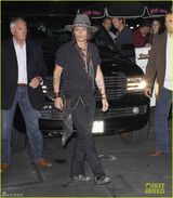 高清图：强尼-德普派对化身摇滚型男气场十足