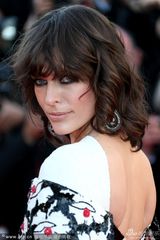 组图：米拉-乔沃维奇戛纳走秀 碎花长裙雷人