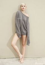 组图：麦莉大片真空穿金夹克 疯狂豪放露两点