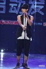 组图：吴建豪《舞林大会》热舞 张一山扎马尾助阵