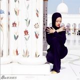 组图：蕾哈娜冷艳黑衣严实包裹大秀修长身材