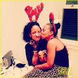 组图：蕾哈娜红鼻子驯鹿妆 平安夜派对搞怪