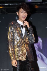 组图：JPM王子与歌迷庆生 许愿存五千万买房