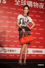 组图：隋棠杨谨华双姝比美腿 关颖火鸟装走可爱风