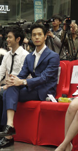 组图：丁春诚宣传《影子爱人》 蓝色西装帅气亮相