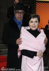 《大器晚成》首映 伊莎贝拉获电影节主席扶肩支持