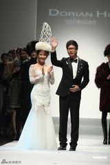 组图：李玟再穿婚纱走秀获献吻 王后造型压轴出场