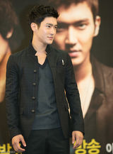 高清图：崔始源宣传新剧《波塞冬》 牵手女星李诗英