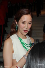 组图：林青霞典雅亮相活动 徐子淇白裙显高贵