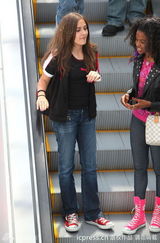 组图：迈克尔-杰克逊女儿帕里斯运动造型亭亭玉立