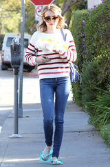 高清图：艾玛-罗伯兹街拍LOOK条纹毛衣搭牛仔裤