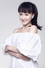 组图：郑亦桐纯美写真曝光 露香肩大玩衬衫诱惑