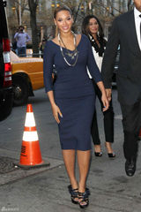 高清组图：碧昂斯蓝裙现身纽约 和老公外出就餐