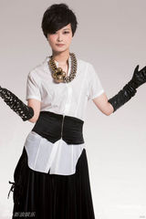 幻灯图：李宇春个唱海报曝光 赤脚拍摄诠释真我