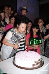 组图：汪明荃获粉丝送蛋糕鲜花 提前贺64岁生日