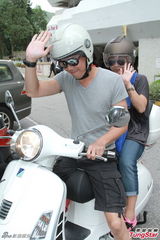 组图：应采儿剖腹诞男婴 谢天华等入院探望