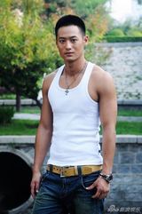 组图：亓航(启航)写真显成熟魅力 《江姐》红色新偶像