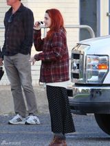 组图：暮光女染红发面显憔悴 与多男子片场吸烟