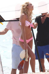 组图：超模坎蒂丝海边拍写真 性感比基尼上阵