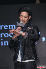 组图：吴建豪大赞新婚太太 秀钻戒分享甜蜜心情