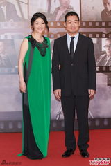 组图：张国立帅气亮相红毯 徐帆绿色长裙显贵气
