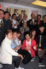 组图：仓田保昭香港开空手道馆 狄龙梁小龙捧场