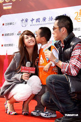 高清：杨丞琳圣诞开单身派对 解释单身三年原因